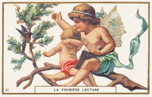 Erste Lesung, weißer Hintergrund. Werbechromolithografie, die zwei Kinder zeigt, die auf einem Ast sitzen. Das größte, mit Flügeln am Rücken (ein Engel?), hält ein Abecedarium in einer Hand offen; mit der anderen Hand will es einen Vogel verjagen, der das 