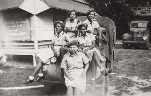 Fünf Mitglieder des West Indies Auxiliary Territorial Service sitzen auf einem Militärfahrzeug
