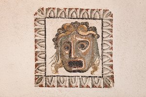 Bodenmosaik aus dem 1. Jahrhundert v. Chr., das eine Dionysos-Maske darstellt, aus einer römischen Villa in der Nähe der Via Ruffinella in Rom, Nationalmuseum von Rom (Museo Nazionale Romano), Rom, Italien von Unbekannter Künstler