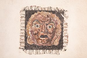 Bodenmosaik aus dem 1. Jahrhundert v. Chr., das eine Dionysos-Maske darstellt, aus einer römischen Villa in der Nähe der Via Ruffinella in Rom, Nationalmuseum von Rom (Museo Nazionale Romano), Rom, Italien von Unbekannter Künstler
