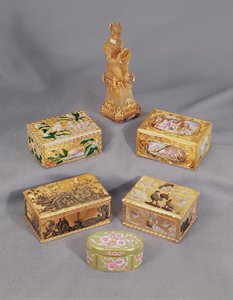 Vier Louis XV Stil emaillierte Gold-Schnupftabakdosen, Stroganoff, und deutsche Affen-Schnupftabakdose von Unbekannt