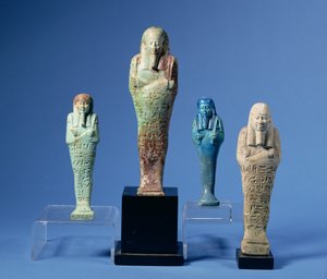 Vier grün oder blau glasierte Schabti-Figuren, drei mit horizontalen Bändern von Hieroglypheninschriften, ägyptisch, datiert vom 7. bis 3. Jahrhundert v. Chr.