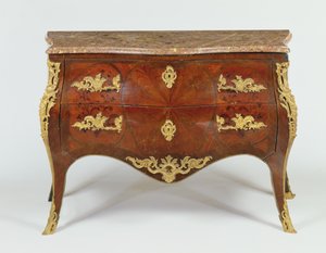 Französische Serpentin-Kommode mit vergoldeten Bronzebeschlägen und Marmorplatte, ca. 1740 von Unbekannt