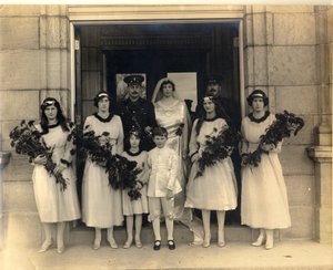 Gruppenhochzeitsfoto von Lady Maud Cavendish und Captain Macintosh von William M. Timlin