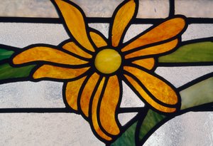 Handgefertigtes Buntglasfenster mit Blumendekoration, Rom, Latium, Italien, Detail von William M. Timlin
