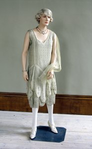 Schwer besticktes Abendkleid aus Seidengeorgette von Unbekannt