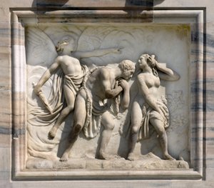 Hochrelief, das Adam und Eva darstellt, von Carlo Maria Giudici. 1791. Kathedrale (Dom oder Duomo) von Mailand, Italien