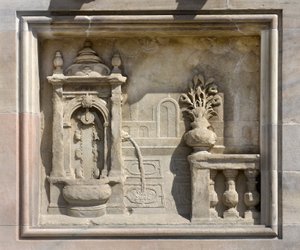 Hochrelief, das einen Brunnen darstellt, von Francesco Bono (1654). Kathedrale (Dom oder Duomo) von Mailand, Italien