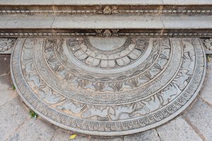 Historisches Steinrelief; ornamentaler Stein mit Tieren an der Basis einer Treppe; Mondstein bei Jaya Sri Maha Bodhi; Anuradhapura; Sri Lanka; Asien von Unbekannt