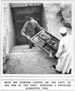 Howard Carter entfernt Schätze aus dem Grab von Tutanchamun von Unbekannt