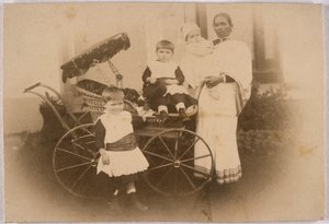 Indische Ayah mit ihren europäischen Schützlingen, ca. 1870 von Unbekannt