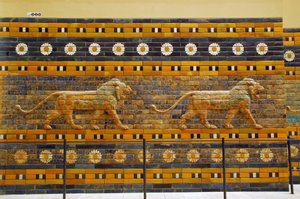 Ischtar-Tor, ursprünglich zum Tempel des Bel gehörend, erbaut in Babylon (Irak) von König Nebukadnezar II. - Ischtar-Tor Prozessionsstraße Pergamonmuseum, Museumsinsel, Berlin, Deutschland