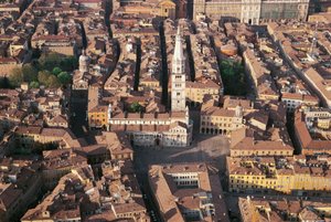 Italien, Emilia Romagna, Modena, Luftaufnahme der Stadt mit Kathedrale von Benjamin Baud