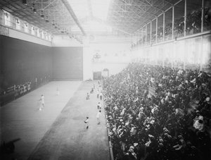 Jai alai ist ein Sport, bei dem ein Ball von einer Wandfläche abprallt, indem er mit einem handgehaltenen Gerät (Cesta) beschleunigt wird von Unbekannt
