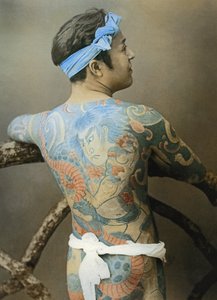 Japanischer Mann mit Tätowierungen, um 1910 (Foto)