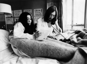 John Lennon und Yoko Ono im Hilton Hotel in Amsterdam, 25. März 1969 (s/w Foto) von Unbekannt