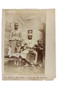 König Duke in königlichen Roben mit Familie, Old Calabar, Nigeria, ca. 1890 von Unbekannt