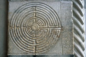 Labyrinth auf dem Portikus der Kathedrale, Kathedrale von St. Martin von Benjamin Baud