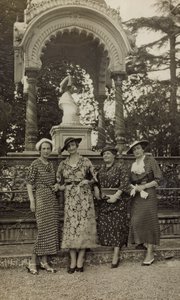 Damen posieren unter dem Denkmal für Indianer im Parco delle Cascine in Florenz von Unbekannter Künstler