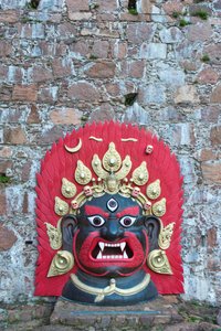 Große, bunt bemalte tibetische Maske aus Bronze; Dämon; Messner Mountain Museum Firmian von Reinhold Messner; Schloss Sigmundskron; bei Bozen; Südtirol; Trentino-Südtirol; Italien; Europa von Unbekannt
