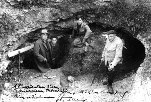 Leon Laval, Marcel Ravidat, Jacques Marsal und Abt Breuil am Eingang der Höhle von Lascaux, Montignac, Frankreich von Unbekannt