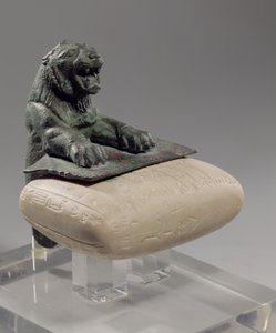 Löwe, der eine hurritische Gründungstafel hält, ca. 2150 v. Chr. von Unbekannt