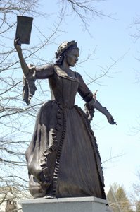 Literatur: Statue von Mercy Otis Warren (1728-1814), amerikanische Schriftstellerin in Barnstable, Massachusetts von Unbekannter Künstler