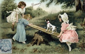 Kleine Mädchen spielen mit einem Holzbrett (Schaukel oder Wippe) - Postkarte Ende 19.-20. Jahrhundert