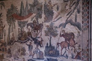Kleine Jagdhalle. Gesamtansicht des Mosaiks. 3. - 4. Jahrhundert. Römische Villa del Casale, Sizilien. UNESCO-Weltkulturerbe.