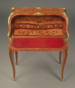 Louis XV Damenschreibtisch mit Blumenmarketerie und vergoldeten Beschlägen, von Bernard II van Risenburgh (tätig 1730-65/6), ca. 1750