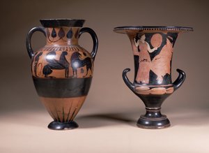 Von links nach rechts: orientalische schwarzfigurige Amphora, Griechisch, 6. Jahrhundert v. Chr.; rotfiguriger Kelchkrater, Griechisch, Süditalien, 4. Jahrhundert v. Chr.