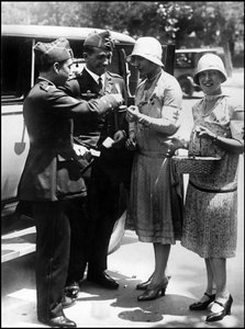 Madrid (Spanien) Juni 1929: Die beiden spanischen Piloten Jimenez und Iglesias, die von ihrer Reise nach Südamerika zurückkehren (sie überquerten den Atlantik zwischen Sevilla und Brasilien Anfang April), kaufen Blumenbilder zugunsten der Bedürftigen in Ma