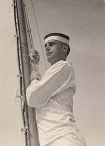 Seekadett hisst das Hauptsegel, U.S. Naval Academy, Annapolis, Maryland. 1942 von Unbekannt