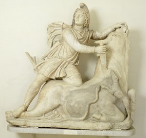 Mithras opfert den Stier, Marmorrelief, römisch, 2. Jahrhundert