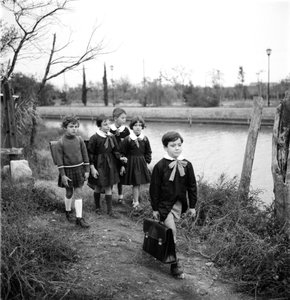 Gemischte Schule in Venedig, Schüler tragen eine Bluse. Der Ausgang der Klassen (Schulschwänzen). 1950er Jahre von Unbekannt