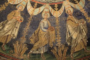 Mosaik der Decke des Baptisteriums von Neon. St. Paul und St. Peter. Detail der Prozession der zwölf Apostel, die sich um das zentrale Mosaik in zwei Richtungen bewegen und mit dem Treffen von St. Peter und St. Paul enden. 5. Jahrhundert, Ravenna, Italien.