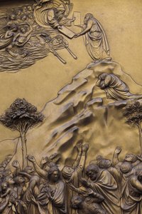 Moses empfängt die Zehn Gebote, Osttor des Baptisteriums in Florenz, auch von Michelangelo als Himmelstore bezeichnet, Bronzeskulptur aus dem 15. Jahrhundert von Lorenzo Ghiberti (1425-1452), Florenz, Italien
