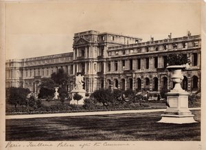 Pariser Kommune (1871): Blick auf den Palais des Tuileries in Paris um Mai 1871. Anonyme Fotografie von Unbekannt