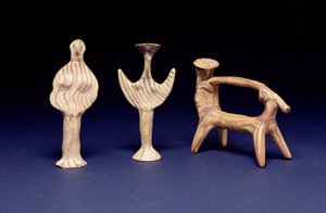 Mykenische Gruppe: Zwei Phi-Figuren, ein Wagen mit einem Reiter unter einem Sonnenschirm