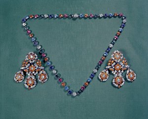 Halskette und Ohrring-Set mit mehrfarbigen Pasten, ca. 1760 von Unbekannt
