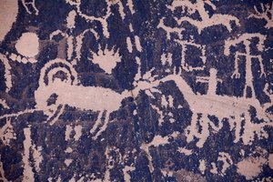 Newspaper Rock. Indianische Petroglyphen Nordamerikas der Navajo-Stämme und Utah. Zeitraum über etwa 2000 Jahre bis zum 14. Jahrhundert. von William M. Timlin