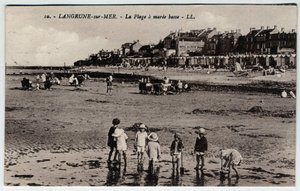 Normandie, Calvados (14), Langrune sur Mer: eine Gruppe von Kindern spielt am Strand bei Ebbe - Postkarte Ende 19. Anfang 20. Jahrhundert von William M. Timlin