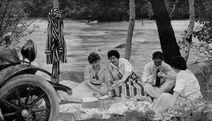Nordamerika. Picknickgesellschaft greift den Lunchkorb während einer Autofahrt zu den Ozark-Bergen an. 1920 von Unbekannt