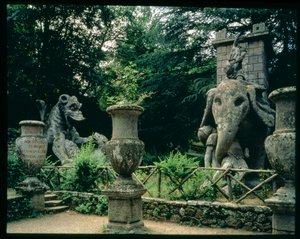 Einer von Hannibals Elefanten und ein Drache kämpfen mit einem Löwen, Skulpturen aus den Gärten des Parco dei Mostri (Monsterpark), angelegt zwischen 1550-63 vom Herzog von Orsini, nach Entwürfen von Giacomo Barozzi da Vignola (1507-73) von Unbekannt