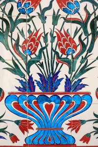 Eines der 80 Iznik-Paneele - hochdekorierte Keramikfliesen, die im 16. Jahrhundert beliebt waren - die in Istanbuls kaiserlichen und religiösen Gebäuden besonders auffallen. Scheich-Zayid-Moschee. 1995. Emirat Abu Dhabi von Unbekannt