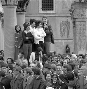 Menschen betrachten den Kardinal Albino Luciani (Johannes Paul I.) mit Papst Paul VI. in Venedig - 1972