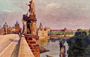 Prag - die Moldau unter der Karlsbrücke mit ihren großen Statuen und Menschen, die entlang der Brücke spazieren
