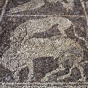 Panther greift einen Stier an (Steinmosaik)