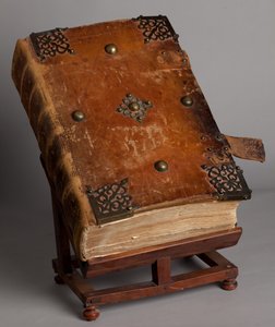 Pfarrmuseum. Missale auf Latein. Geschlossen. Gravuren von Joachim Ballester. Papier und Leder. 18. Jahrhundert.