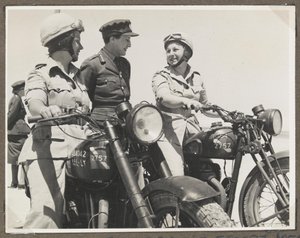 Fotografie aus einem Album mit 65 Fotografien, die sich auf den Auxiliary Territorial Service und die britischen Streitkräfte im Nahen Osten beziehen von Unbekannt